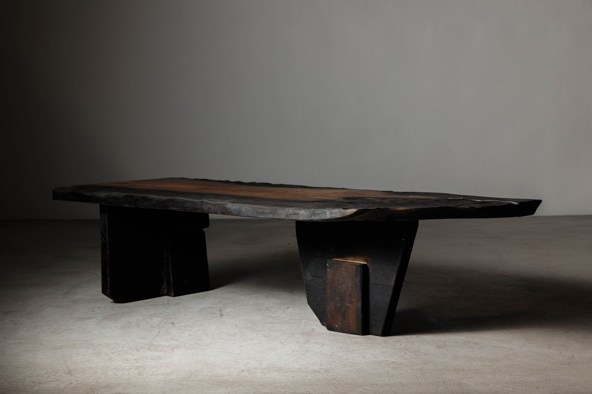 EM 107 Unique coffee table from the 18Brut collection, picture of the whole table showing the texture and geometry. 